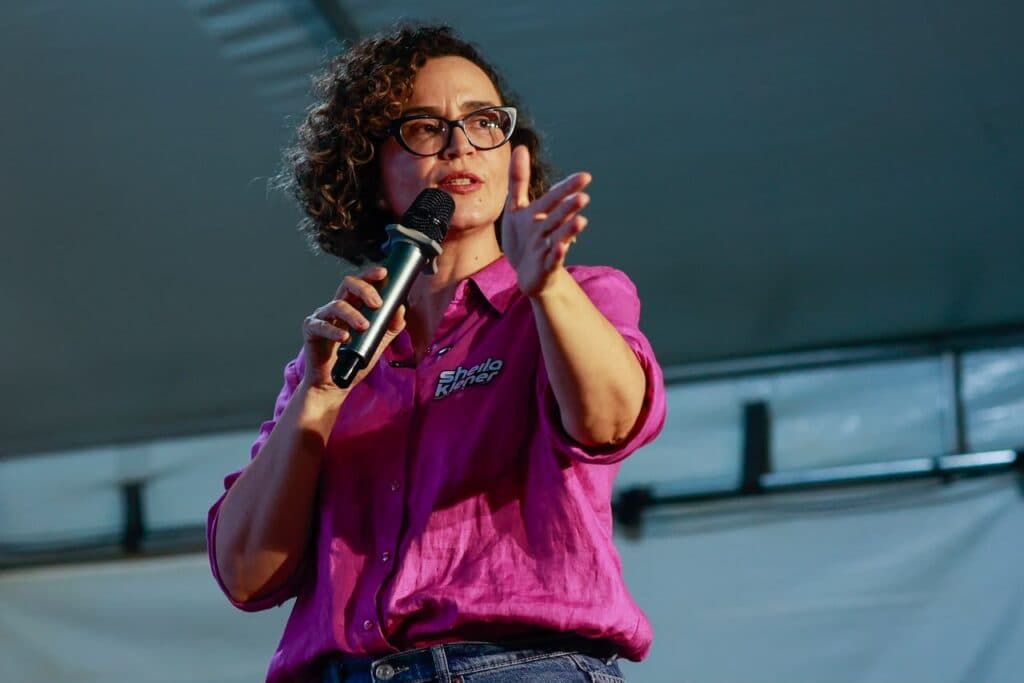 Sheila Klener discursando ao microfone durante a 1ª ExpoOuro, em Peixoto de Azevedo
